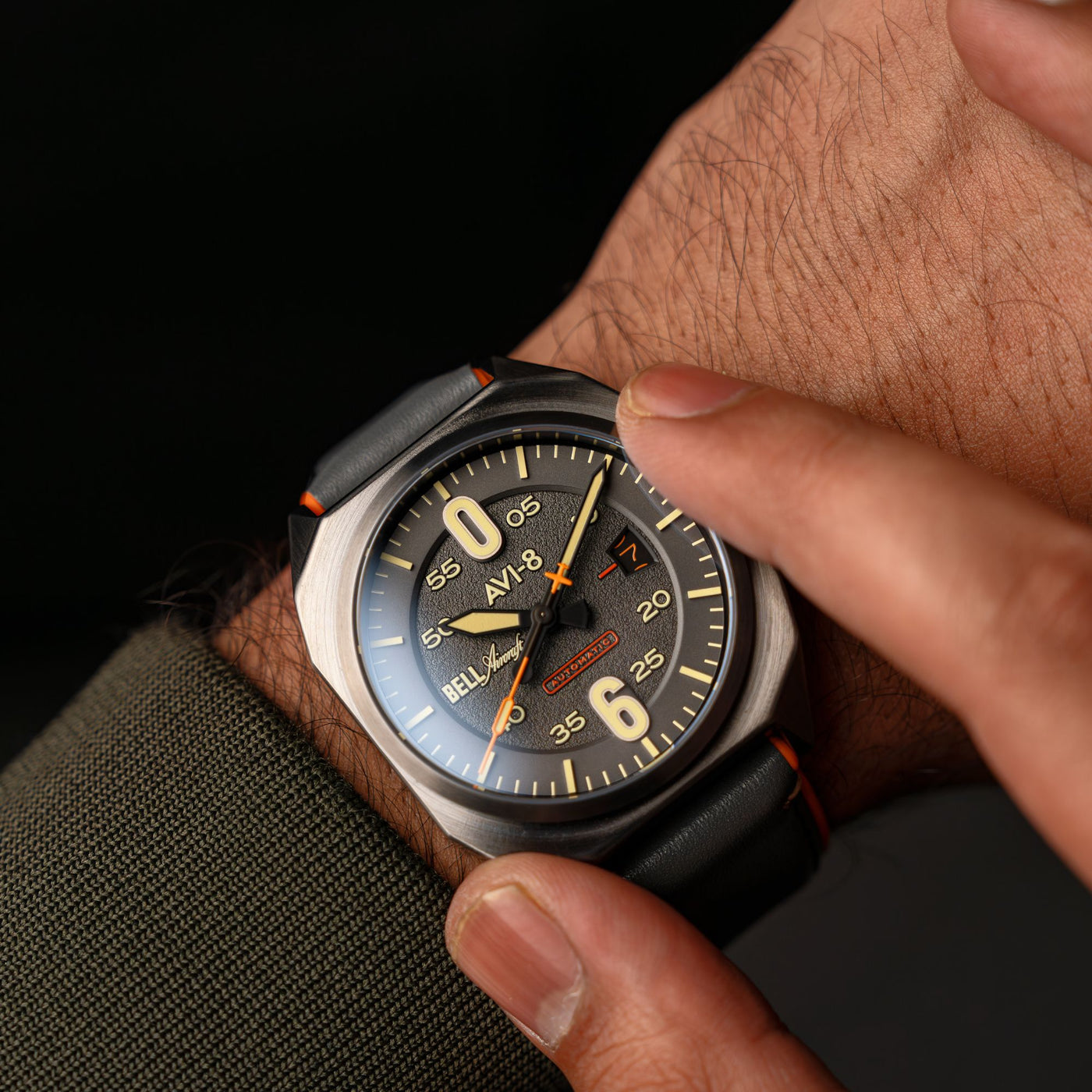 Orologio Da Uomo Automatico AVI-8 Bell X-1 Machbuster Con Cinturino In Gomma E Pelle Quadrante Nero Corvino Av 4115 04 Orologio Da Uomo Automatico AVI-8 Bell X-1 Machbuster Con Cinturino In Gomma E Pelle Quadrante Nero Corvino Av 4115 04